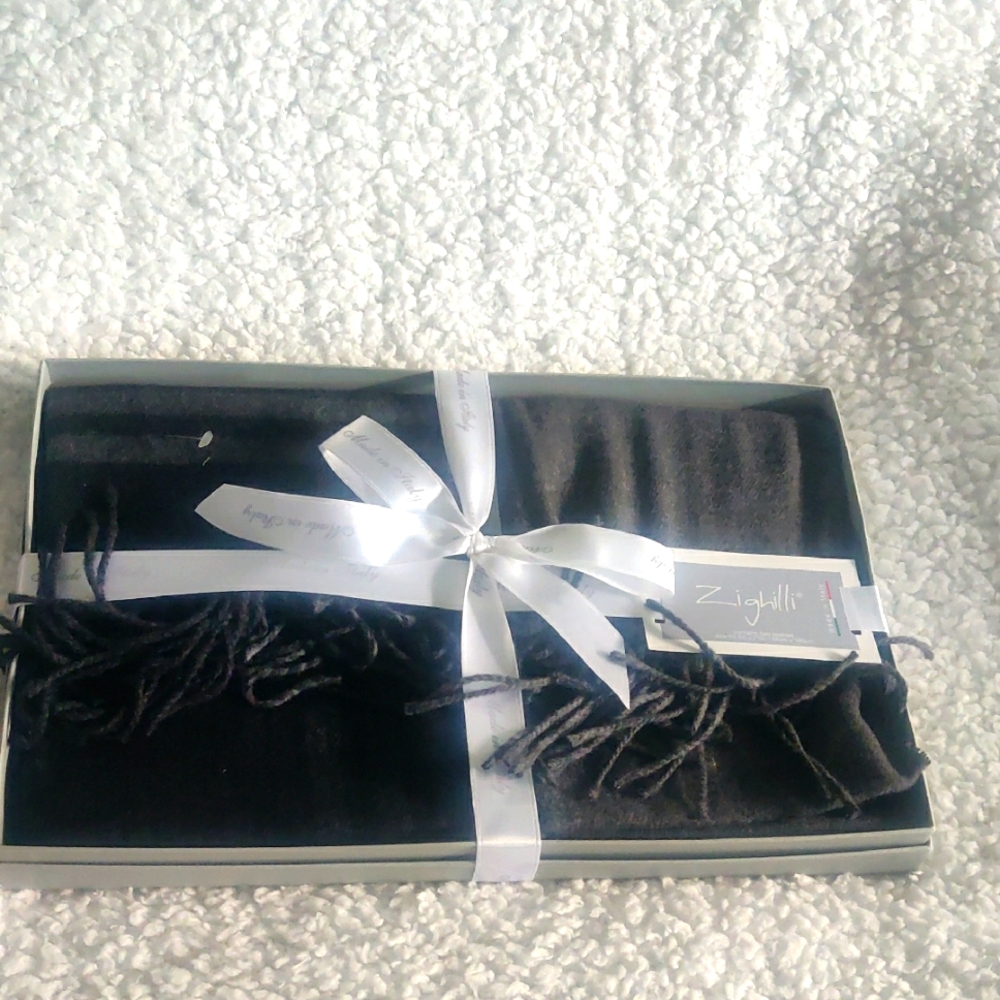 Zighilli Mens Two scarves presented in a gift box.